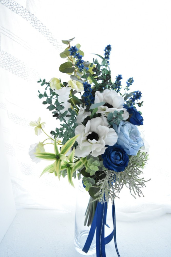 トレンドアネモネとブルーのお花のナチュラル・クラッチブーケ（ウエディングブーケ造花） 4枚目の画像