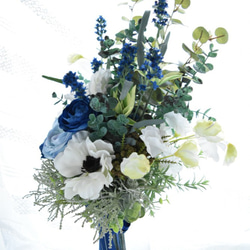 トレンドアネモネとブルーのお花のナチュラル・クラッチブーケ（ウエディングブーケ造花） 5枚目の画像