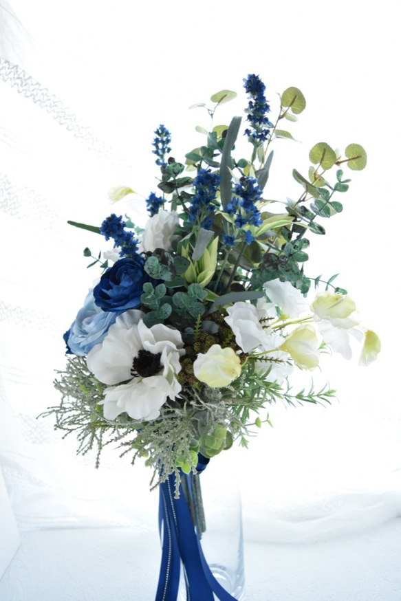 トレンドアネモネとブルーのお花のナチュラル・クラッチブーケ（ウエディングブーケ造花） 5枚目の画像
