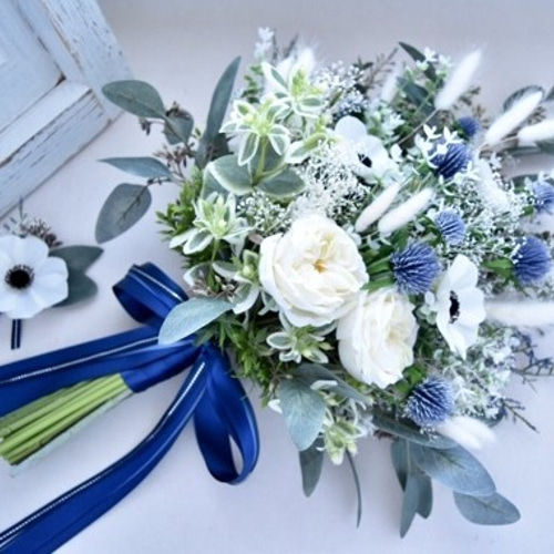 トレンドアネモネとカスミソウのお花のナチュラル・クラッチブーケ