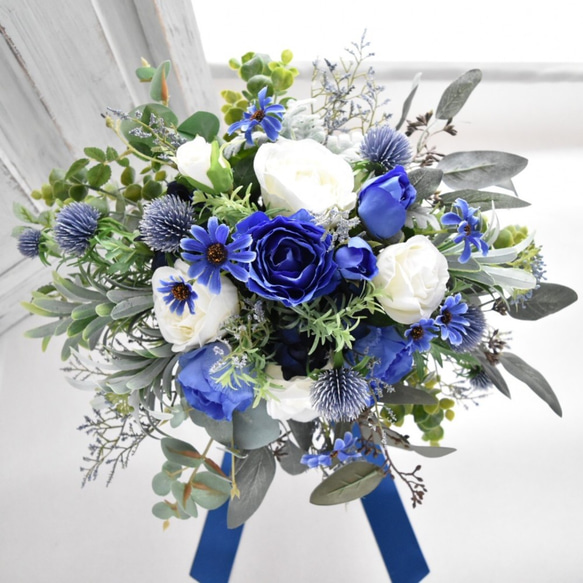 トレンドカラー・ブルーとホワイトのバラとグリーンのナチュラル