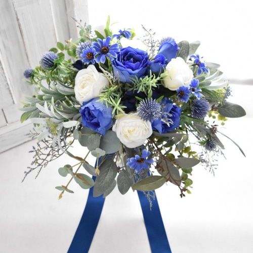 トレンドカラー・ブルーとホワイトのバラとグリーンのナチュラル