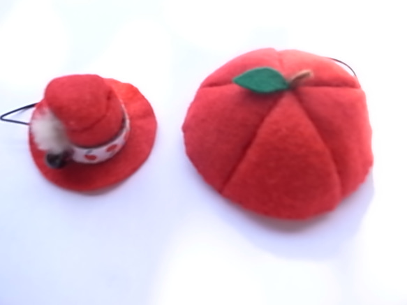赤くて小さいワンちゃん帽子　（2点） 3枚目の画像