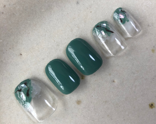 グリーンニュアンス ネイルチップ No.6〜くすみグリーン×ニュアンスデザイン | ao_nail_