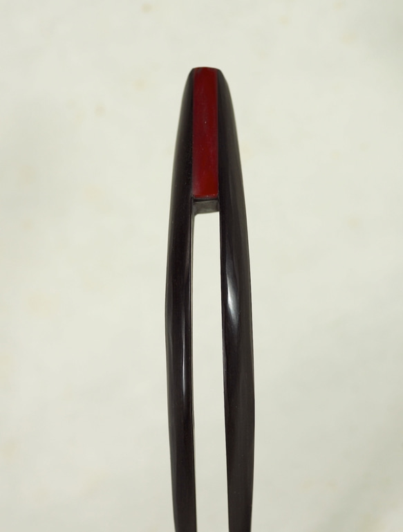 二股木製かんざし　ヘアーフォーク　軸黒ポイント朱赤 1枚目の画像