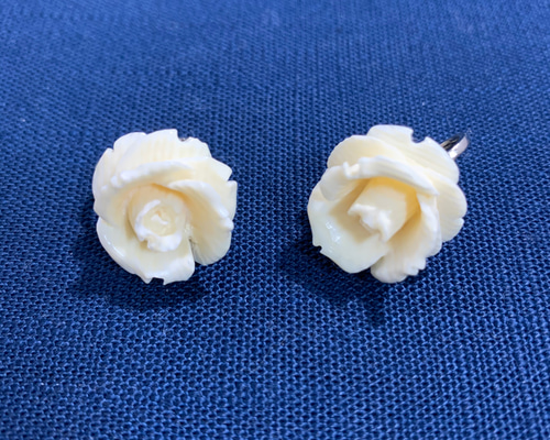 バラ彫刻のネックレスとイヤリング　象牙調 0_157f7e99eab109141b7a40b97f52