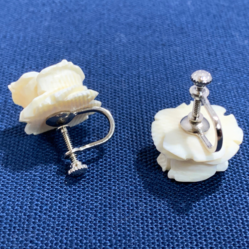 バラ彫刻のネックレスとイヤリング　象牙調 バラ彫刻のネックレスとイヤリング 象牙調