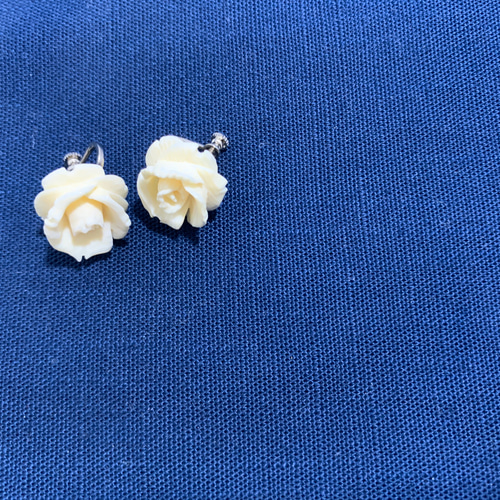 バラ彫刻のネックレスとイヤリング　象牙調 バラ彫刻のネックレスとイヤリング 象牙調