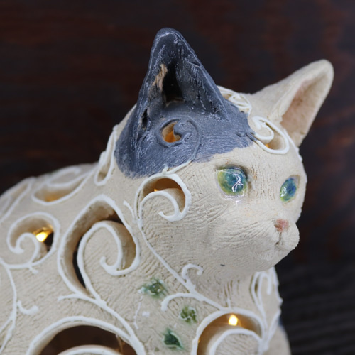 猫あかり・おすわり猫・白ぶち猫・陶猫・唐草・置物・陶器 猫あかり・おすわり猫・白ぶち猫・陶猫・唐草・置物・陶器