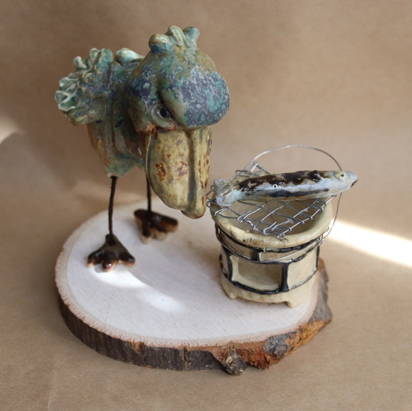 ハシビロコウ「はしびろコータロー、さんまを焼く」☆置物・香炉