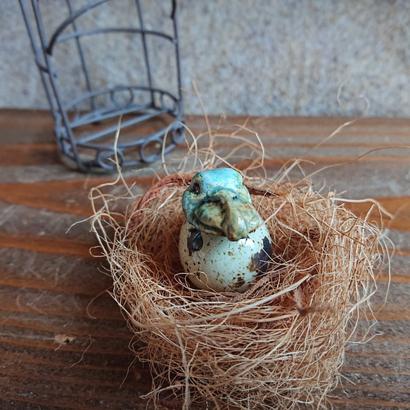 ハシビロコウ③はしびろコータロ―たまご　ヒナ・うずらの卵　陶器　置物・インテリア・ H-123 3枚目の画像