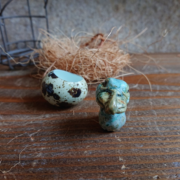 ハシビロコウ③はしびろコータロ―たまご　ヒナ・うずらの卵　陶器　置物・インテリア・ H-123 4枚目の画像