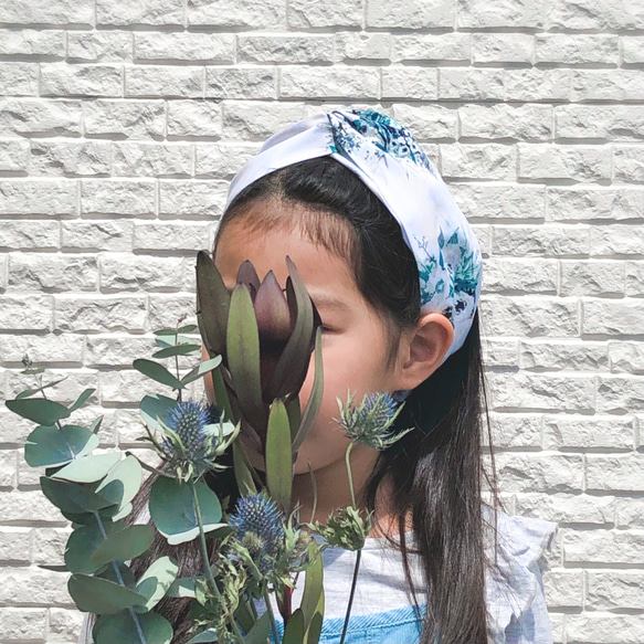 小花柄ヘアバンド白×緑　こどもフリーサイズ　USAコットン/輸入生地 2枚目の画像