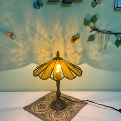 ランプ切れだが動作品　送料込み　喫茶店ライト　2灯 白と金色 フリル付きシェード ランプ切れだが動作品 送料込み 喫茶店ライト 2灯 白と金色 フリル付き