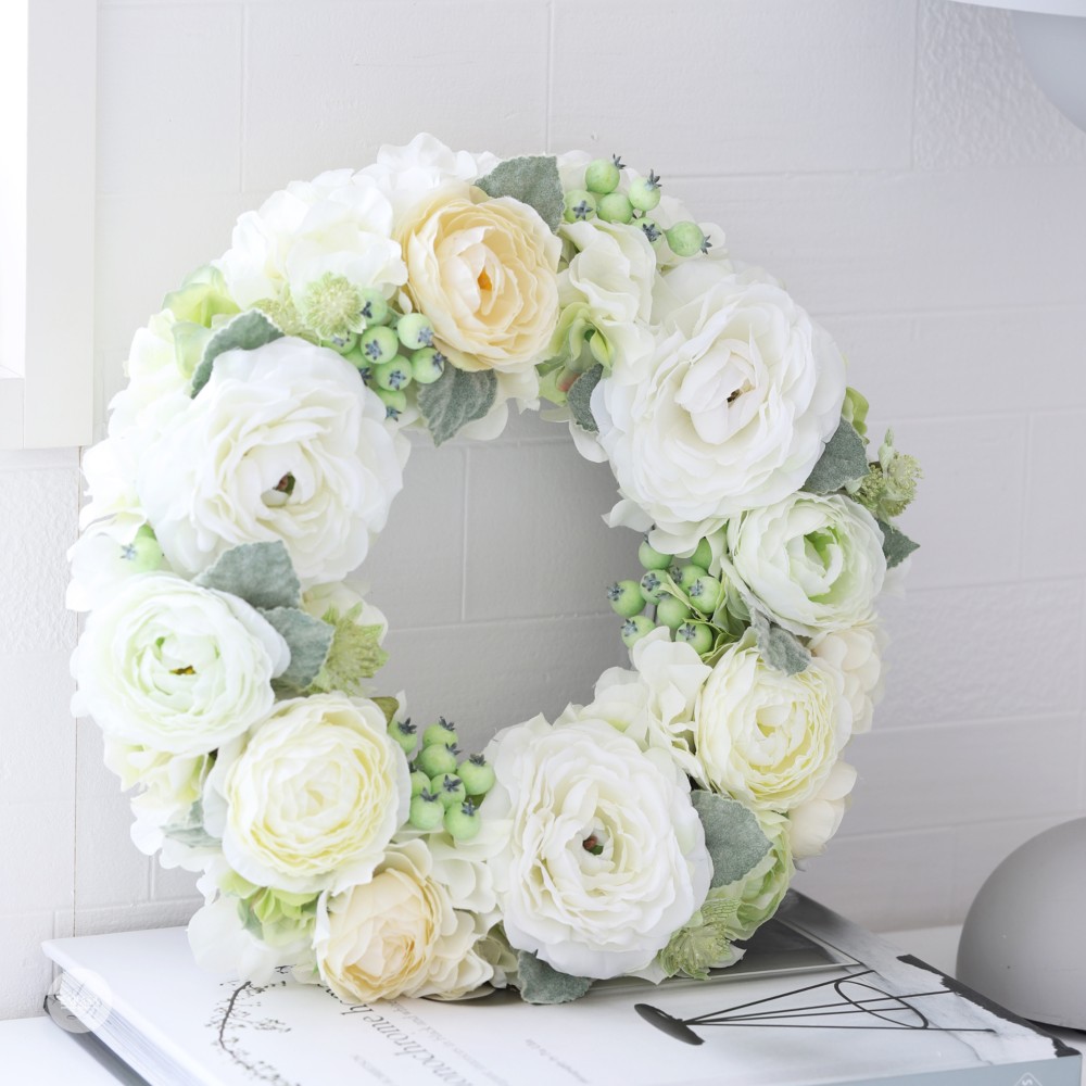 ホワイトラナンキュラスのリース(直径約32cm)