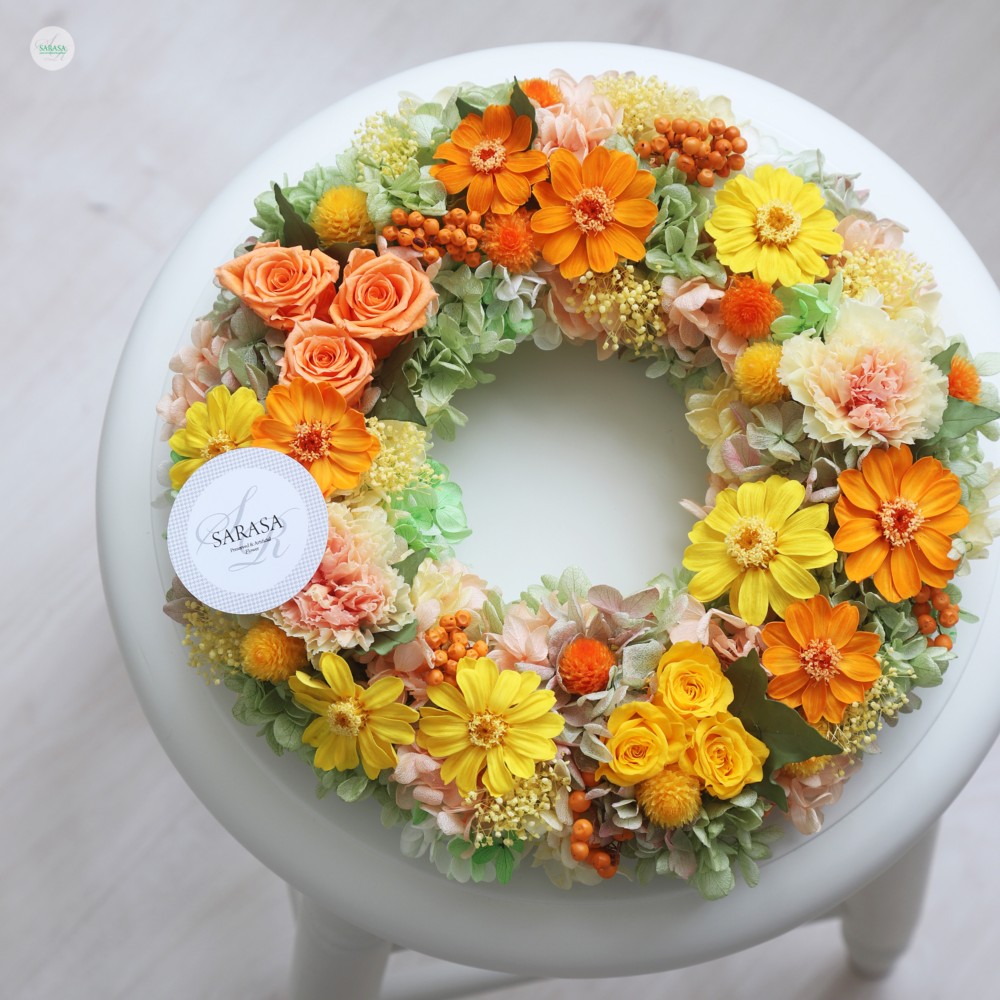 ビタミンカラーの元気いっぱい大きいリース ビタミンカラーで元気に 33cm ひまわりとマリーゴールドのリース