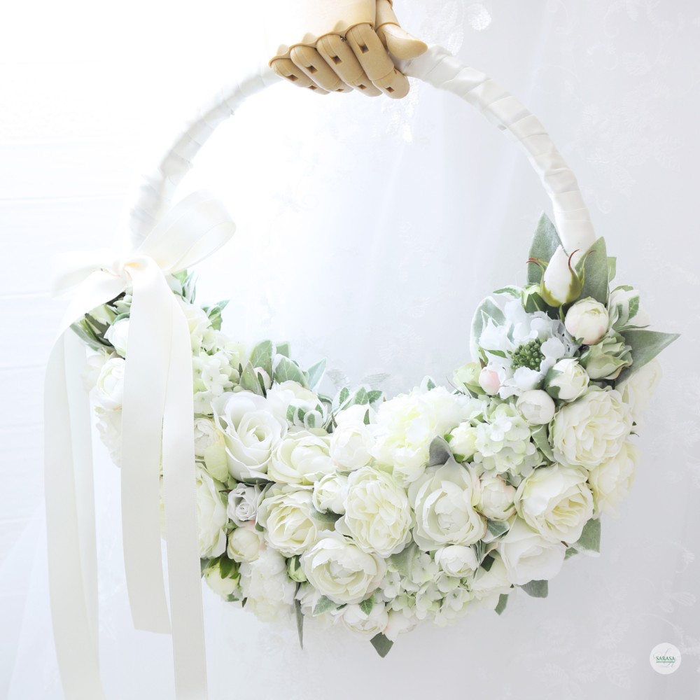 ホワイトローズのリースブーケとブートニア