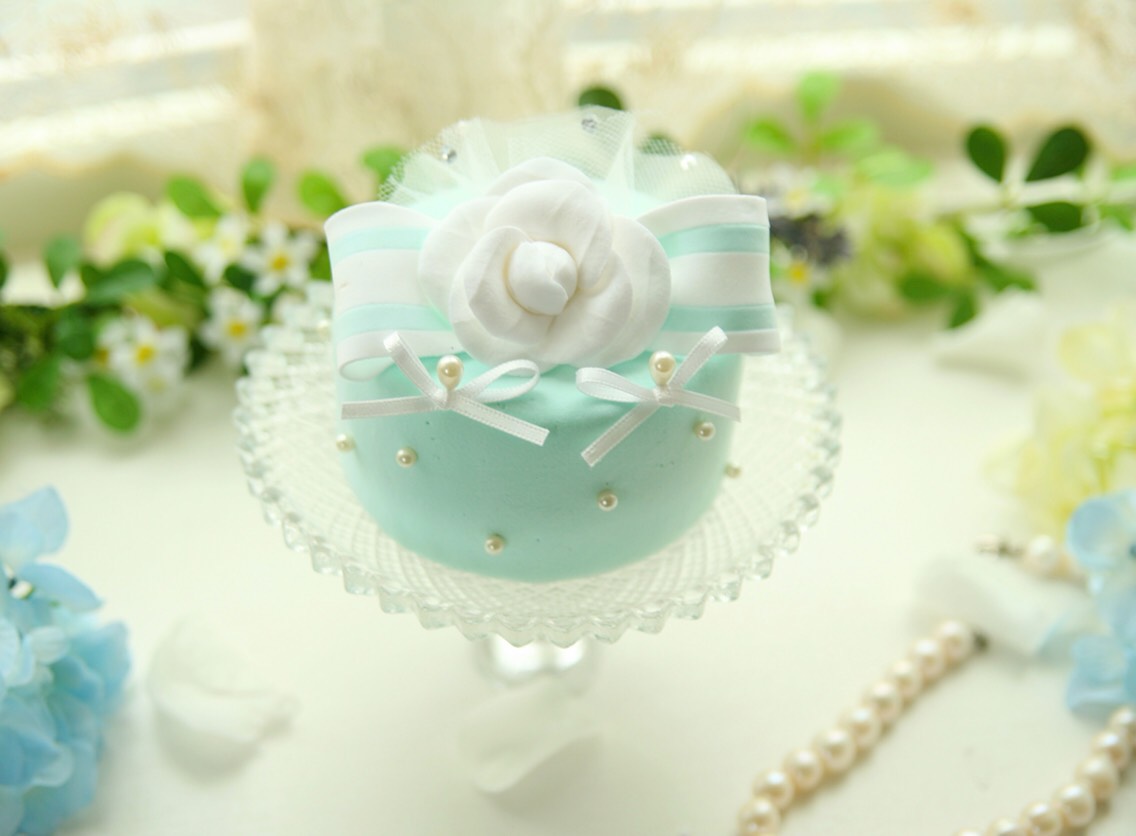 カメリアとリボンのジュエルケーキリングピロー