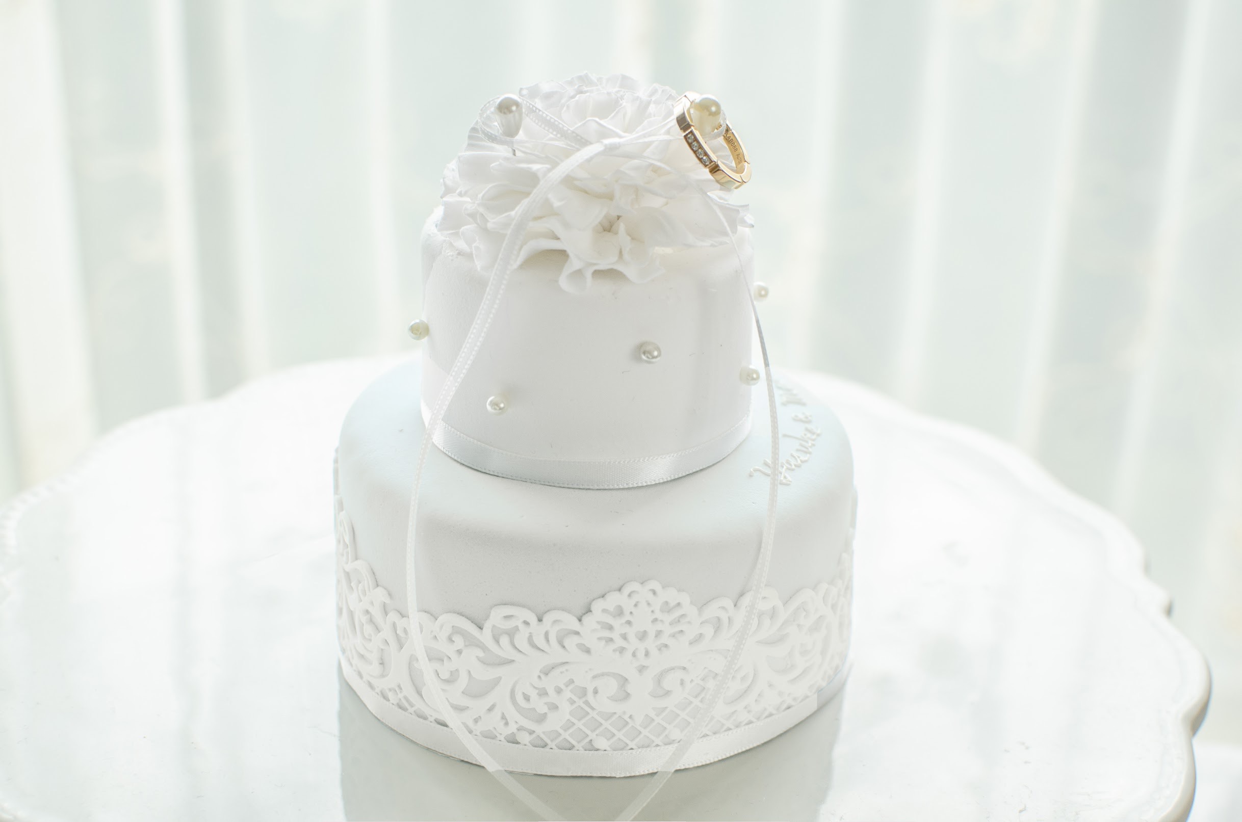 パールとレースの2段ケーキリングピロー（ホワイト）