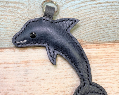レザーショップが作る水族館のお土産～イルカのキーホルダー