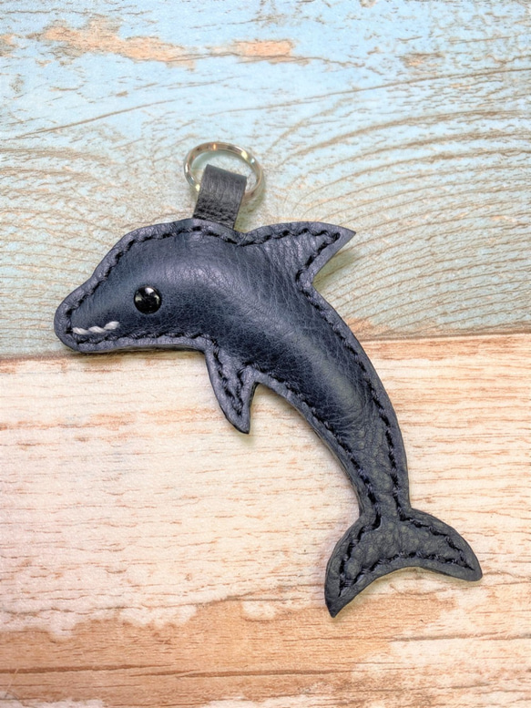 レザーショップが作る水族館のお土産～イルカのキーホルダー