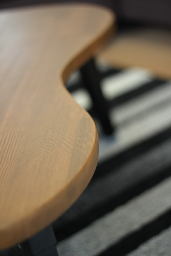 折りたたみ　そら豆テーブル　「まめっこ」無垢材ローテーブル　自然塗装　横幅89㎝　チーク色　アイアン脚 7枚目の画像