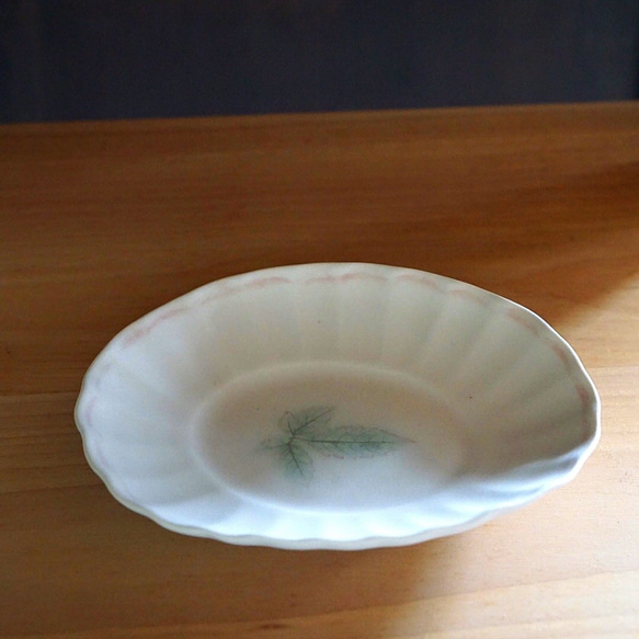 楕円皿　ナチュラル　かわいい　白　作家　丹下郁　ヤブガラシ　陶芸　スウィーツ皿 2枚目の画像