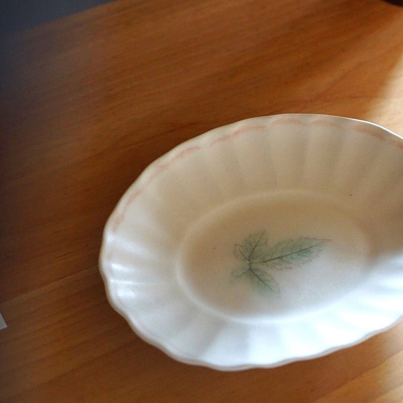 楕円皿　ナチュラル　かわいい　白　作家　丹下郁　ヤブガラシ　陶芸　スウィーツ皿 4枚目の画像