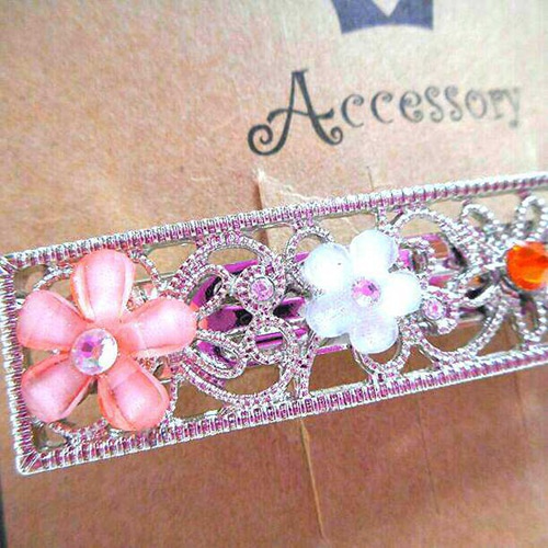 再々販！スワロと花の春色バレッタ♡*silver② バレッタ riry 通販 