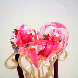 再販×5！ピンクの花びら舞うぷっくりハートヘアゴム❤✨　送料無料　大人可愛い　女子力　春　花　フラワー　プレゼント 1枚目の画像