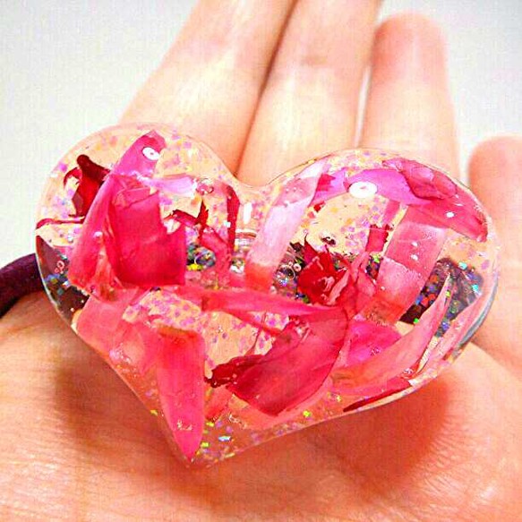 再販×5！ピンクの花びら舞うぷっくりハートヘアゴム❤✨　送料無料　大人可愛い　女子力　春　花　フラワー　プレゼント 3枚目の画像