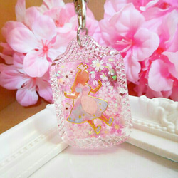 送料無料　桜吹雪に囲まれたアリスの大人可愛いPINKキーホルダー❤✨　桜　春　ピンク　プレゼント　ラッピング　限定 2枚目の画像