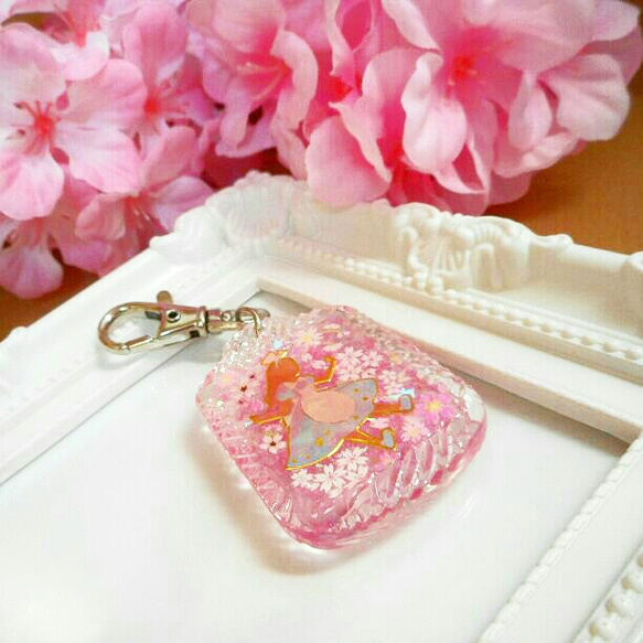 送料無料　桜吹雪に囲まれたアリスの大人可愛いPINKキーホルダー❤✨　桜　春　ピンク　プレゼント　ラッピング　限定 3枚目の画像