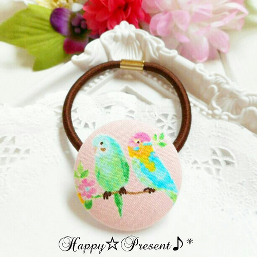 お花の中のインコちゃんラウンドレジンヘアゴム 太ろ