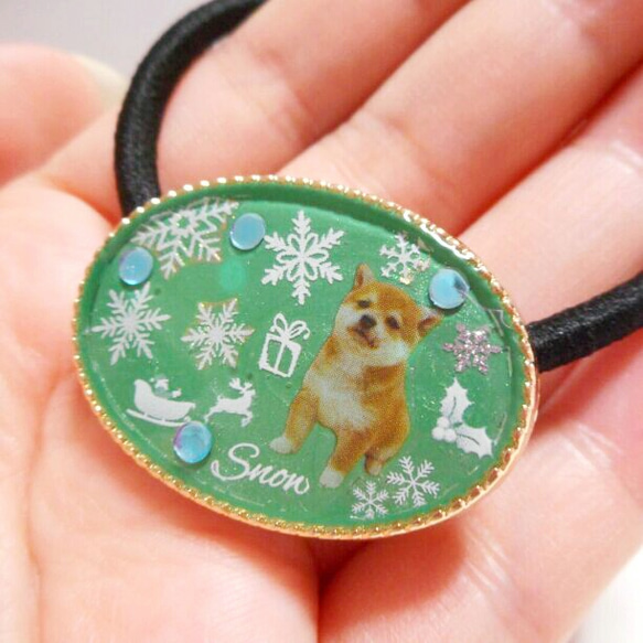 柴犬の雪❄が舞い散る大人X'masヘアゴム❤✨　送料無料　大人可愛い　犬　クリスマス　プレゼント　ラッピング　冬　レジン 3枚目の画像