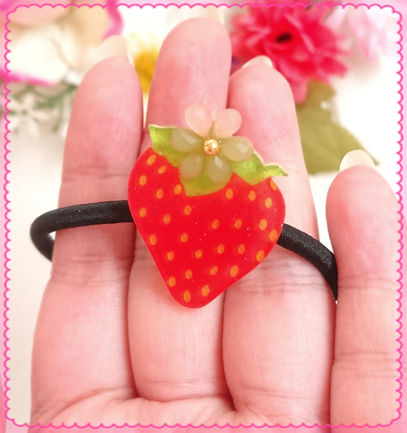 再販4ストロベリーflowerヘアゴム❤️✨ 送料無料 プチプラ キッズ イチゴ いちご 苺 花 プレゼント ラッピング 2枚目の画像