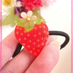 再販4ストロベリーflowerヘアゴム❤️✨ 送料無料 プチプラ キッズ イチゴ いちご 苺 花 プレゼント ラッピング 3枚目の画像