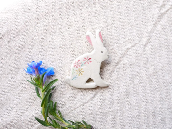 Forest Brooch (白うさぎ＆ピンクと黄色の花） 1枚目の画像