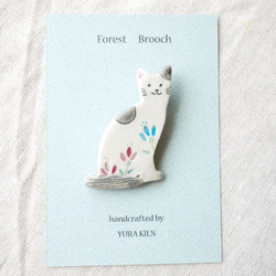 Forest Brooch (白ねこ＆ピンクとブルー花） 4枚目の画像