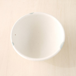 【ともこ様ご依頼品3/3】空色の水玉小鉢（type A） 4枚目の画像