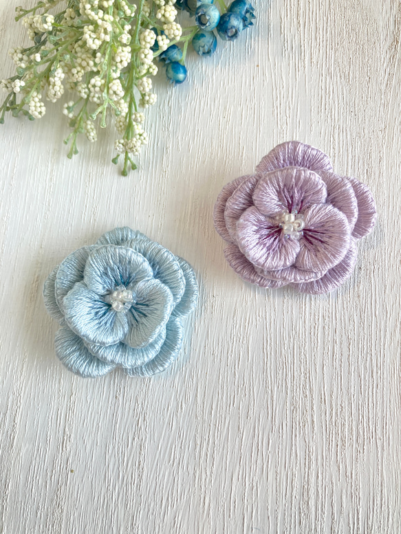 ふっくらお花の刺繍ブローチ2 1枚目の画像