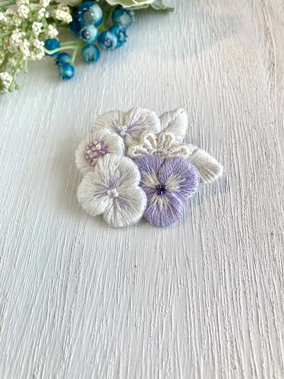 刺繍　花　ブローチ 1枚目の画像