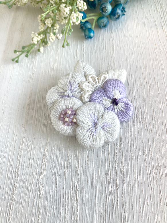 刺繍　花　ブローチ 3枚目の画像