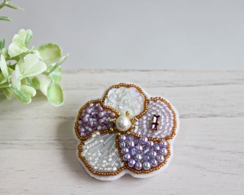 ハンドメイド 刺繍 ビーズ ブローチ アンティーク ベージュ