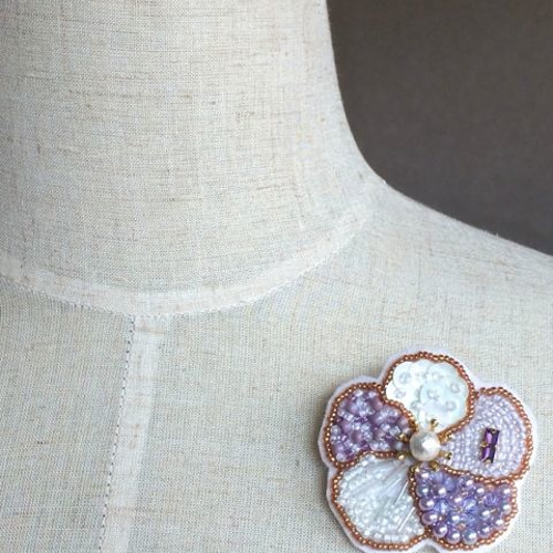 ハンドメイド 刺繍 ビーズ ブローチ アンティーク ラベンダー
