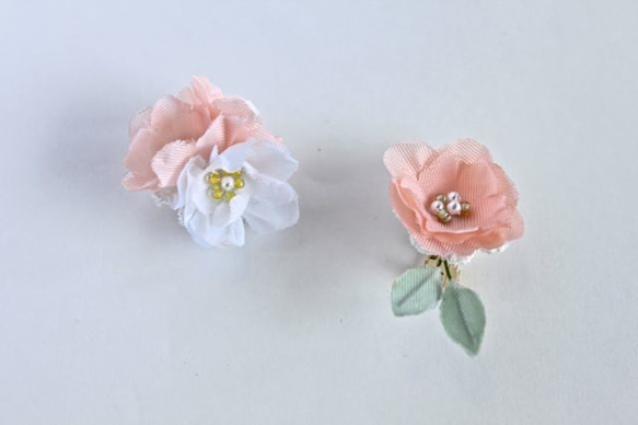 小花のイヤリング　サーモン 3枚目の画像