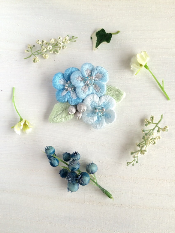 お花と実の刺繍ブローチ ブルー 1枚目の画像