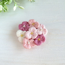 ふっくら小花の刺繍ブローチ ピンク 1枚目の画像