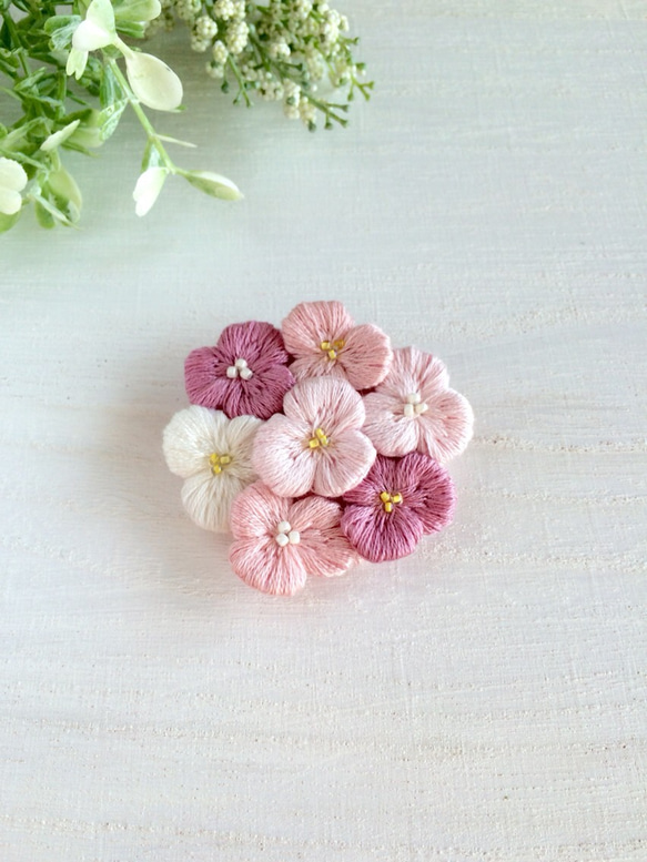 ふっくら小花の刺繍ブローチ ピンク 1枚目の画像