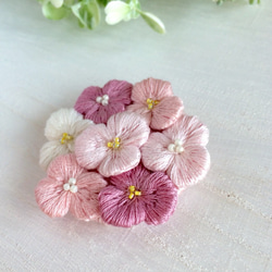 ふっくら小花の刺繍ブローチ ピンク 2枚目の画像